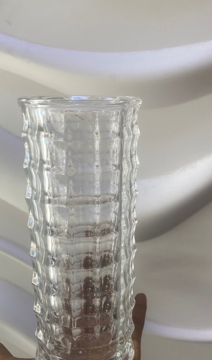 Vase en verre ondulé