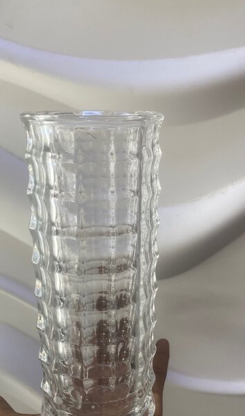 Vase en verre ondulé