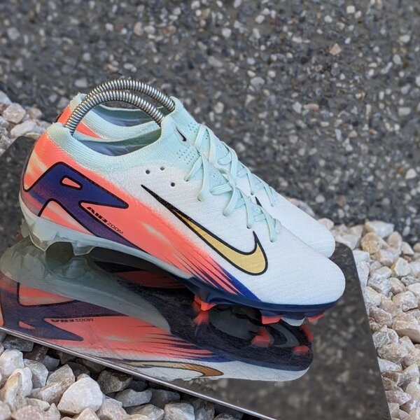 Soccer boots