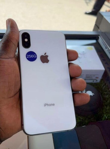 XS max . 15 pro max. iPhone X