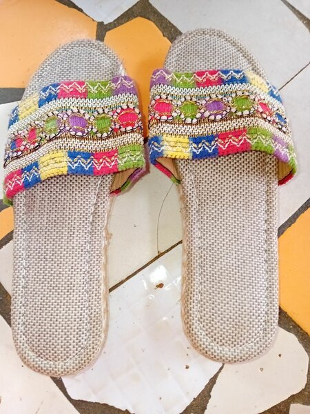 Sandales tissées colorées