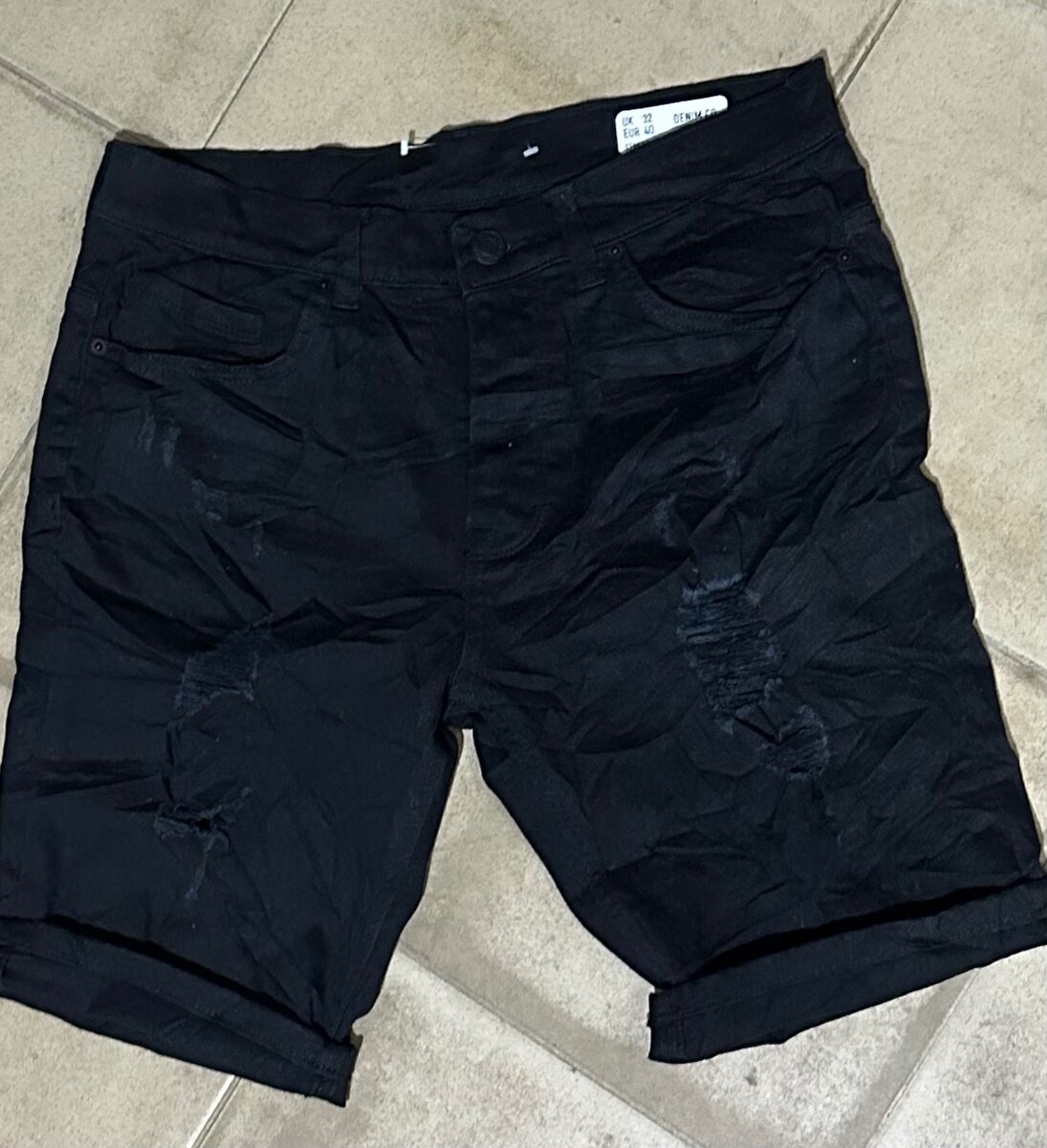 Shorts en jean noir déchiré