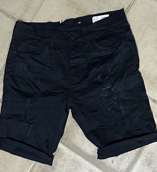 Shorts en jean noir déchiré