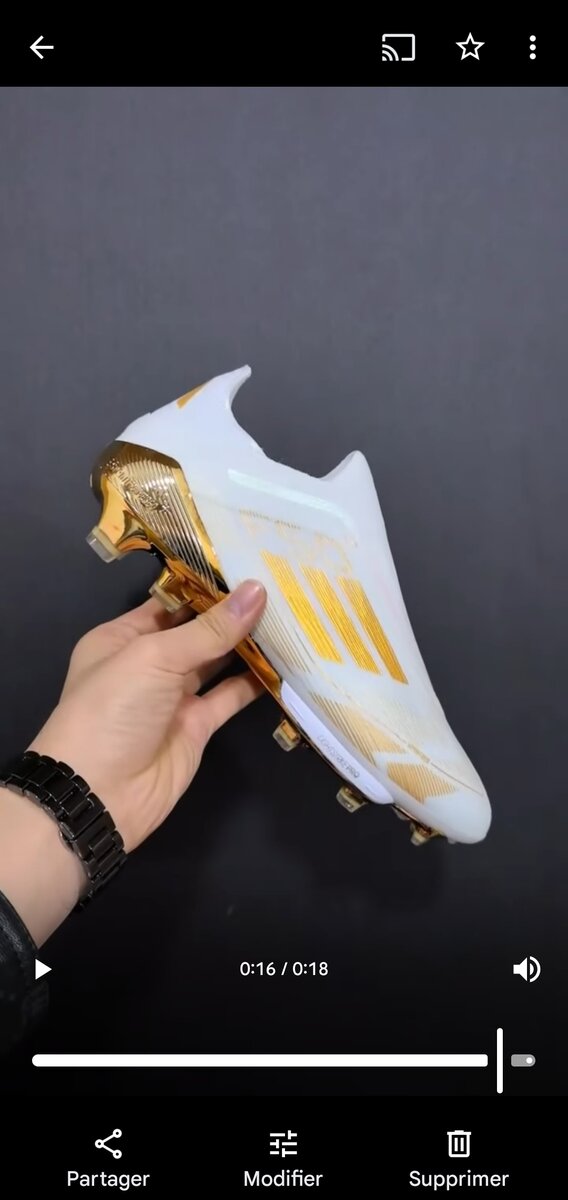 Chaussures de Football Blanches et Dorées