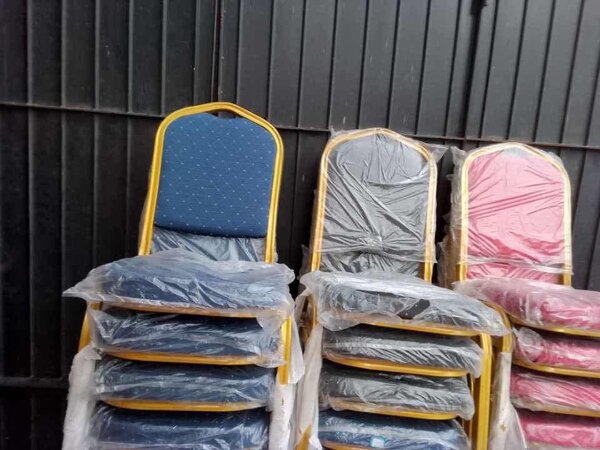 Chaises Empilables Colorées