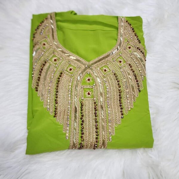 Boubou marocain en crêpe vert avec de l'or