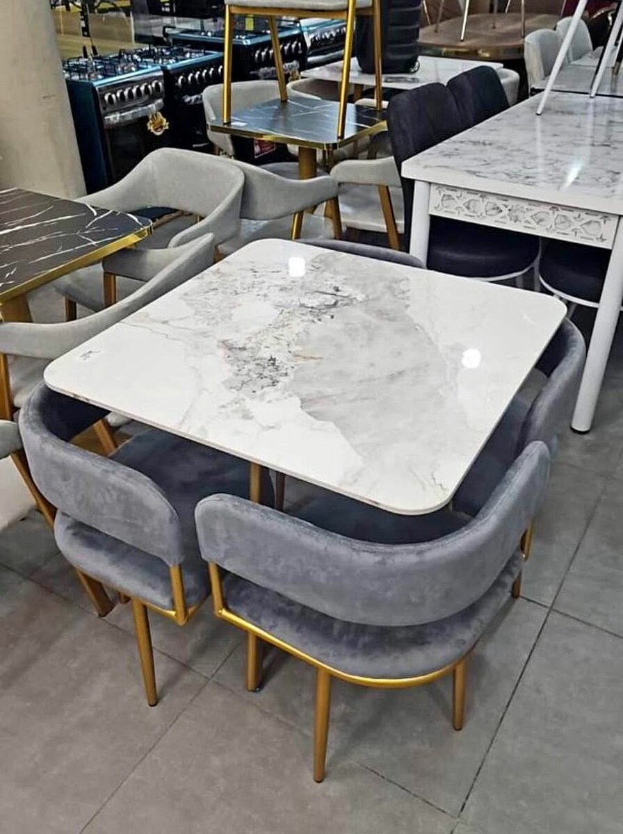 Table à manger élégante marbrée