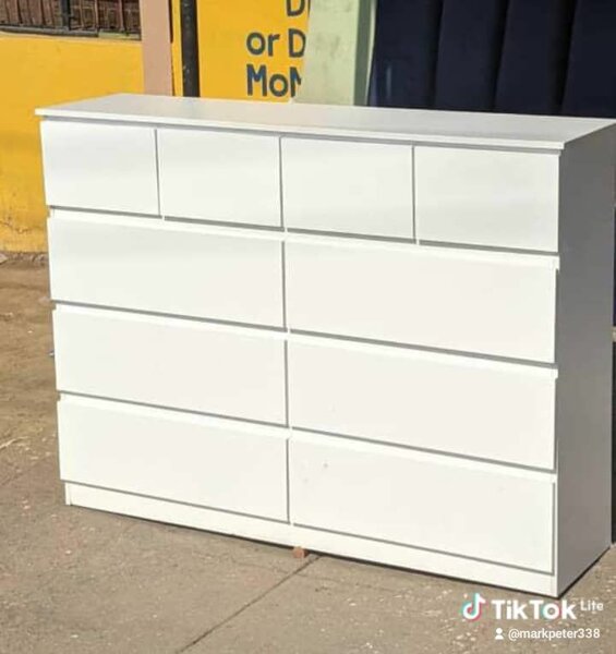 Dressing mirror  and chest of drawers