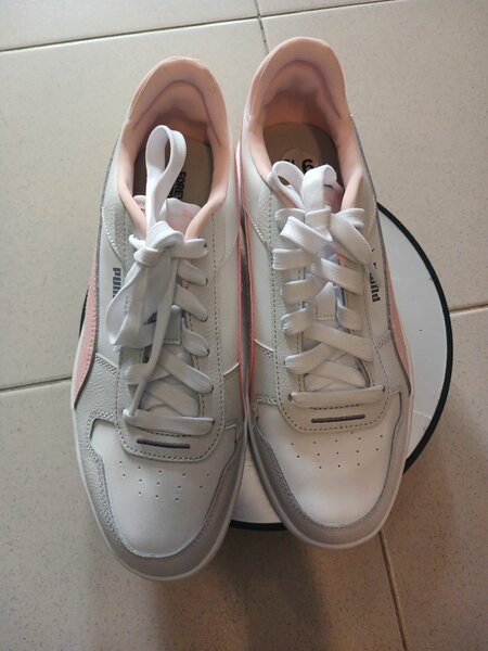 Baskets blanches et roses tendance