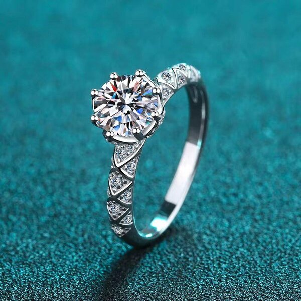 Bague en argent avec diamant