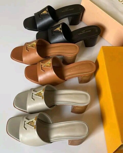 Sandales à talons compensés tendance