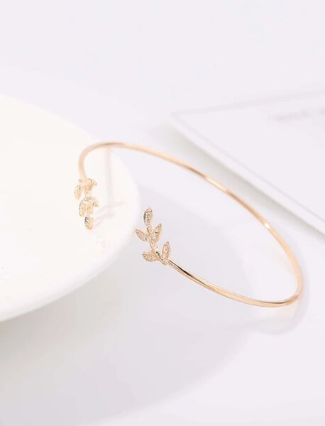 Leaf decor cuff bangle