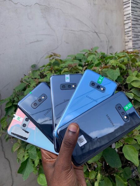 SAMSUNG S10e