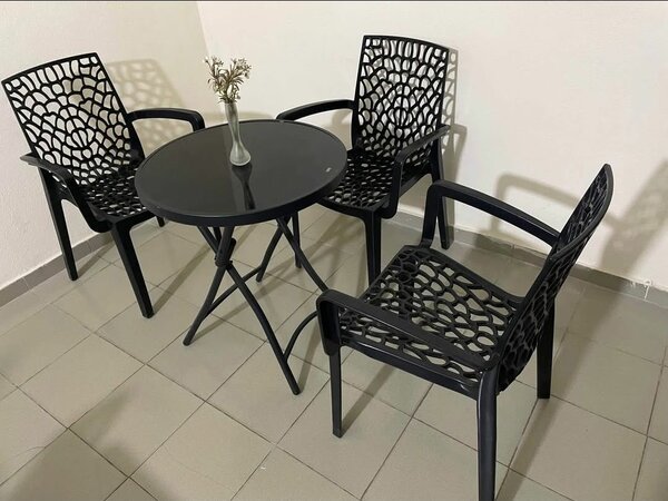 Table bistrot avec chaises