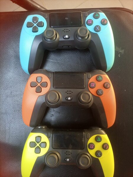 Manette PS4 multicolore et téléphone
