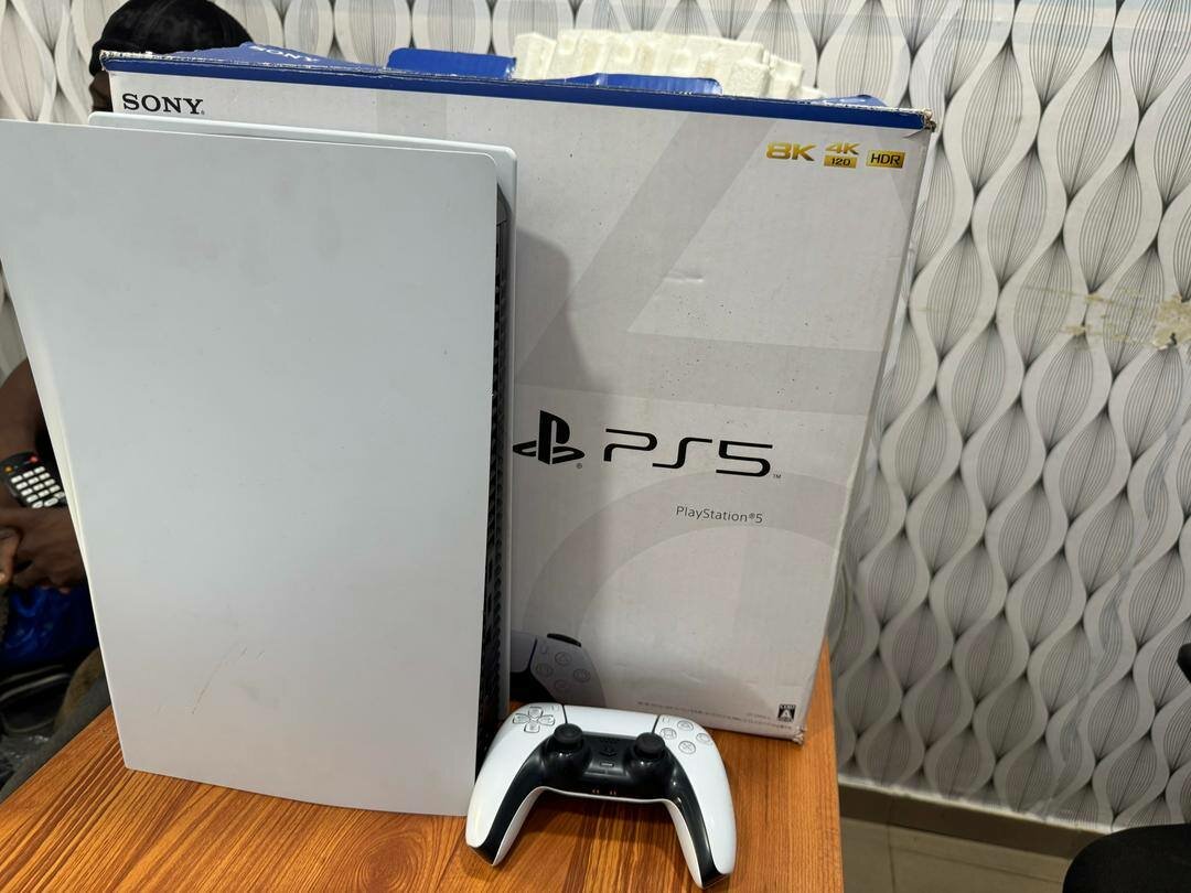 Ps5 casi new console  importé France avec une manette