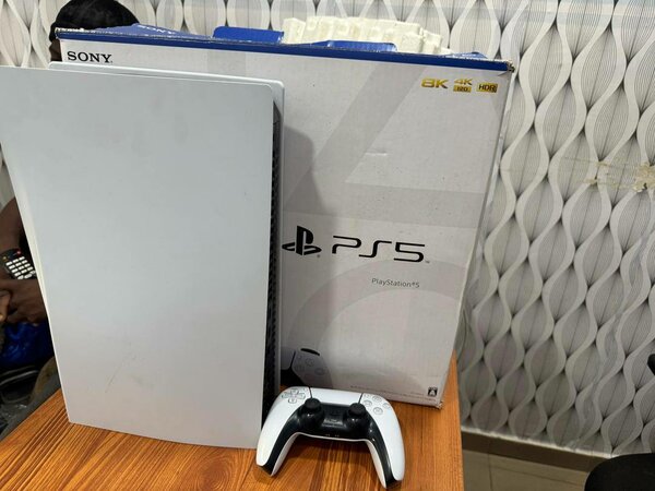 Ps5 casi new console  importé France avec une manette