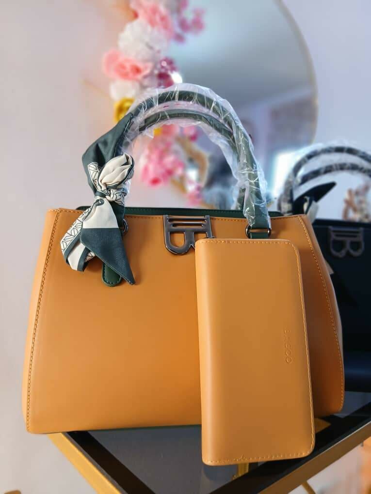 Sac à main élégant avec foulard