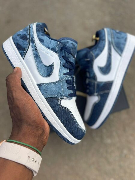 NIKE JORDAN