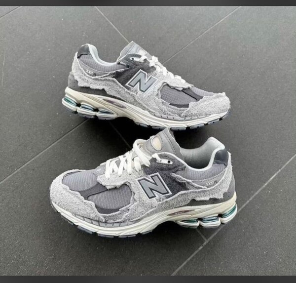 New balance  2002r