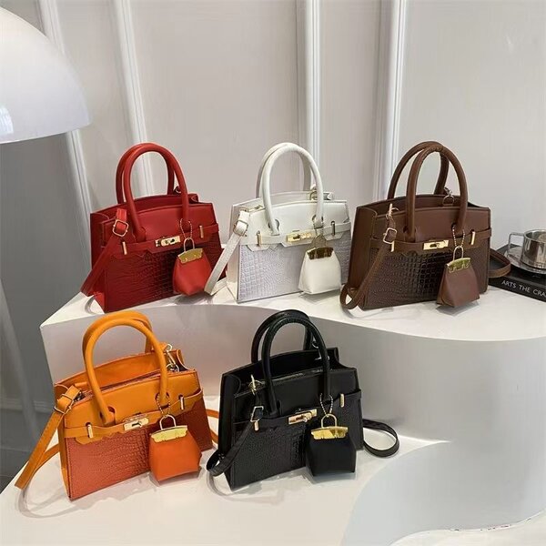 Sac à main élégant en cuir avec pochette