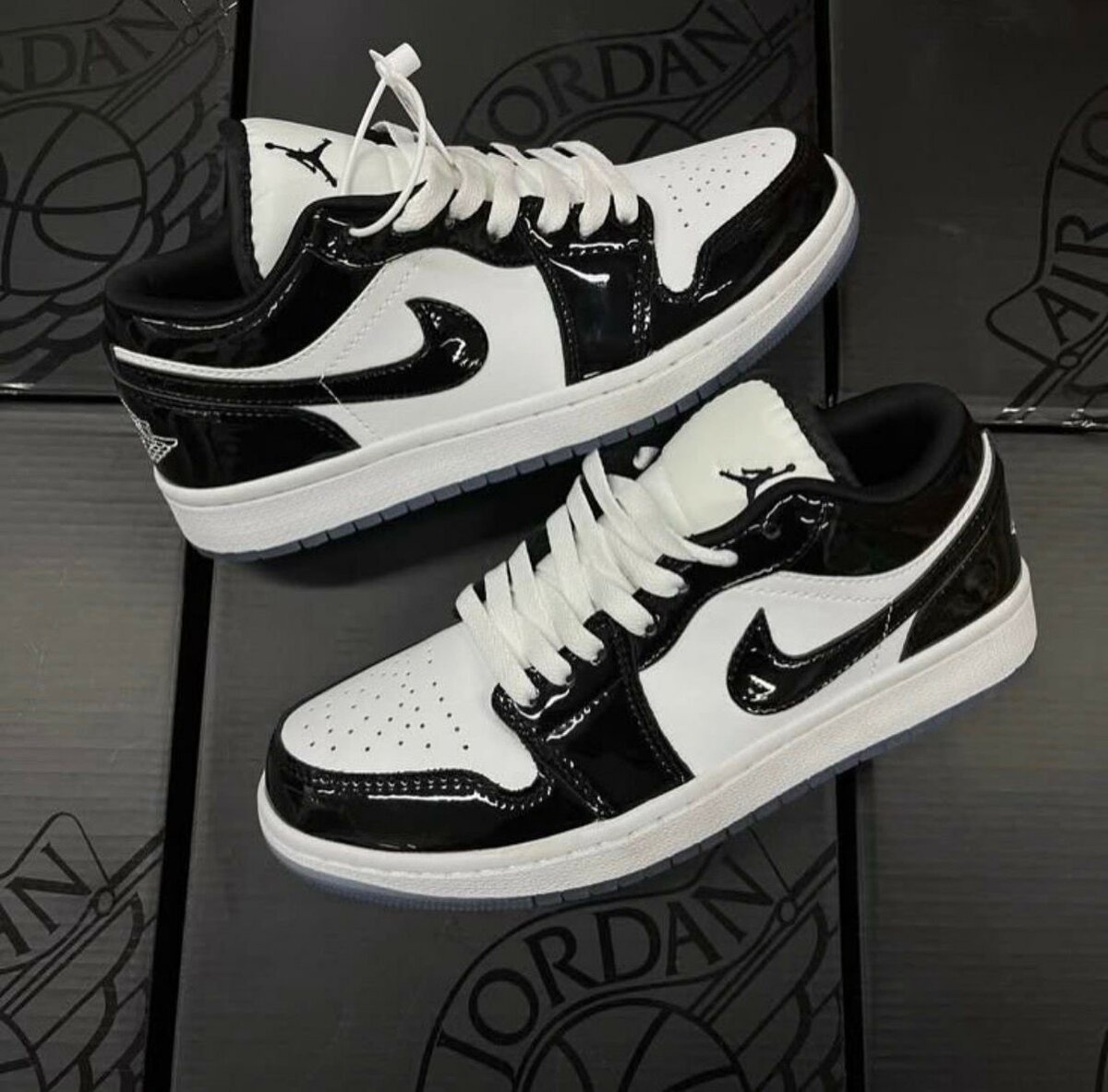 Baskets Noires et Blanches