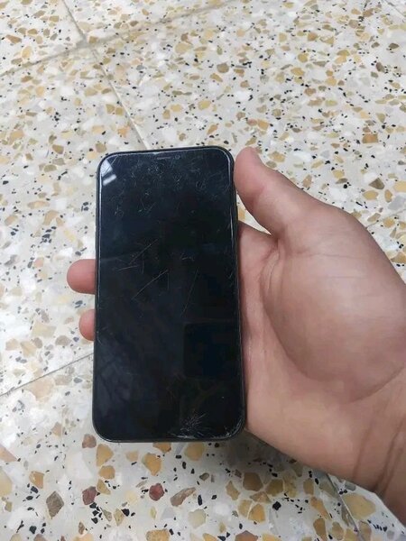 iPhone avec écran fissuré