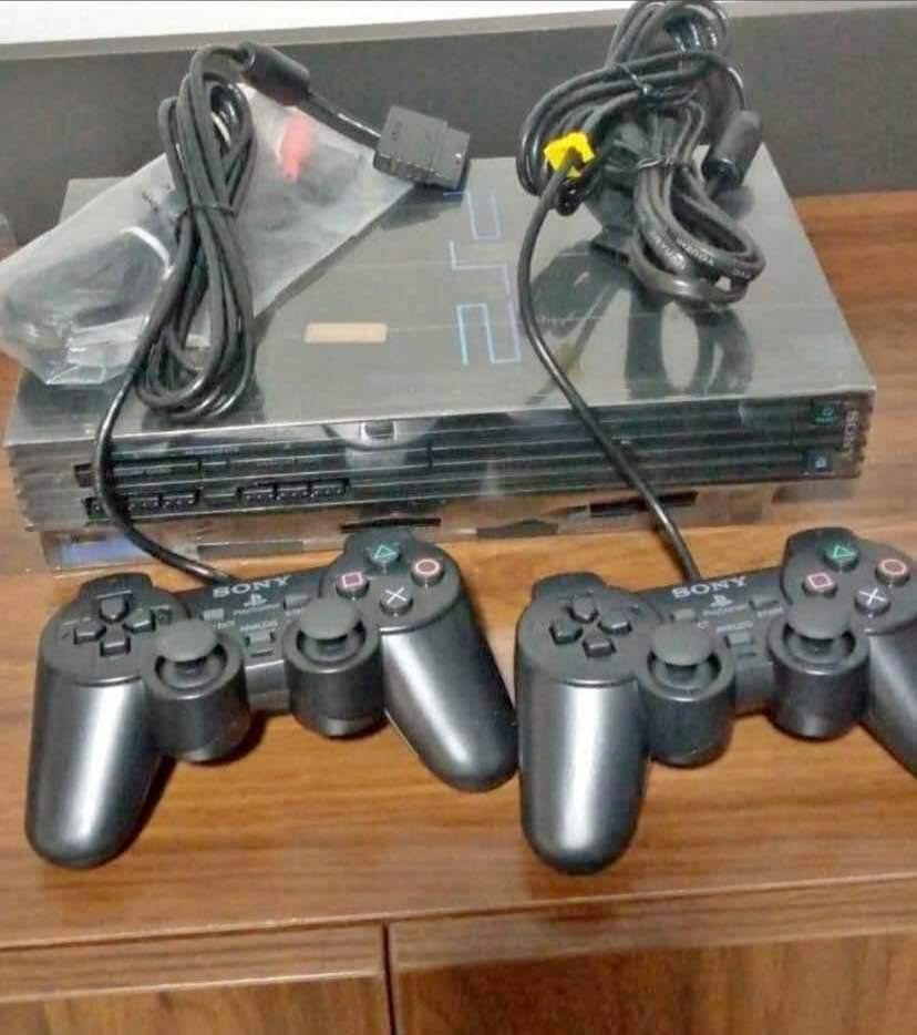 Console PS2 avec manettes