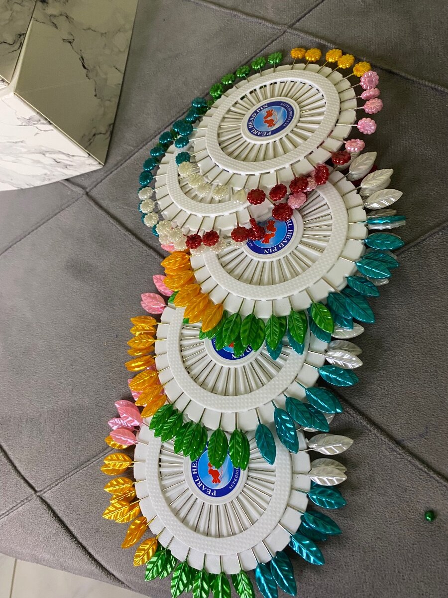 Épingles décoratives colorées