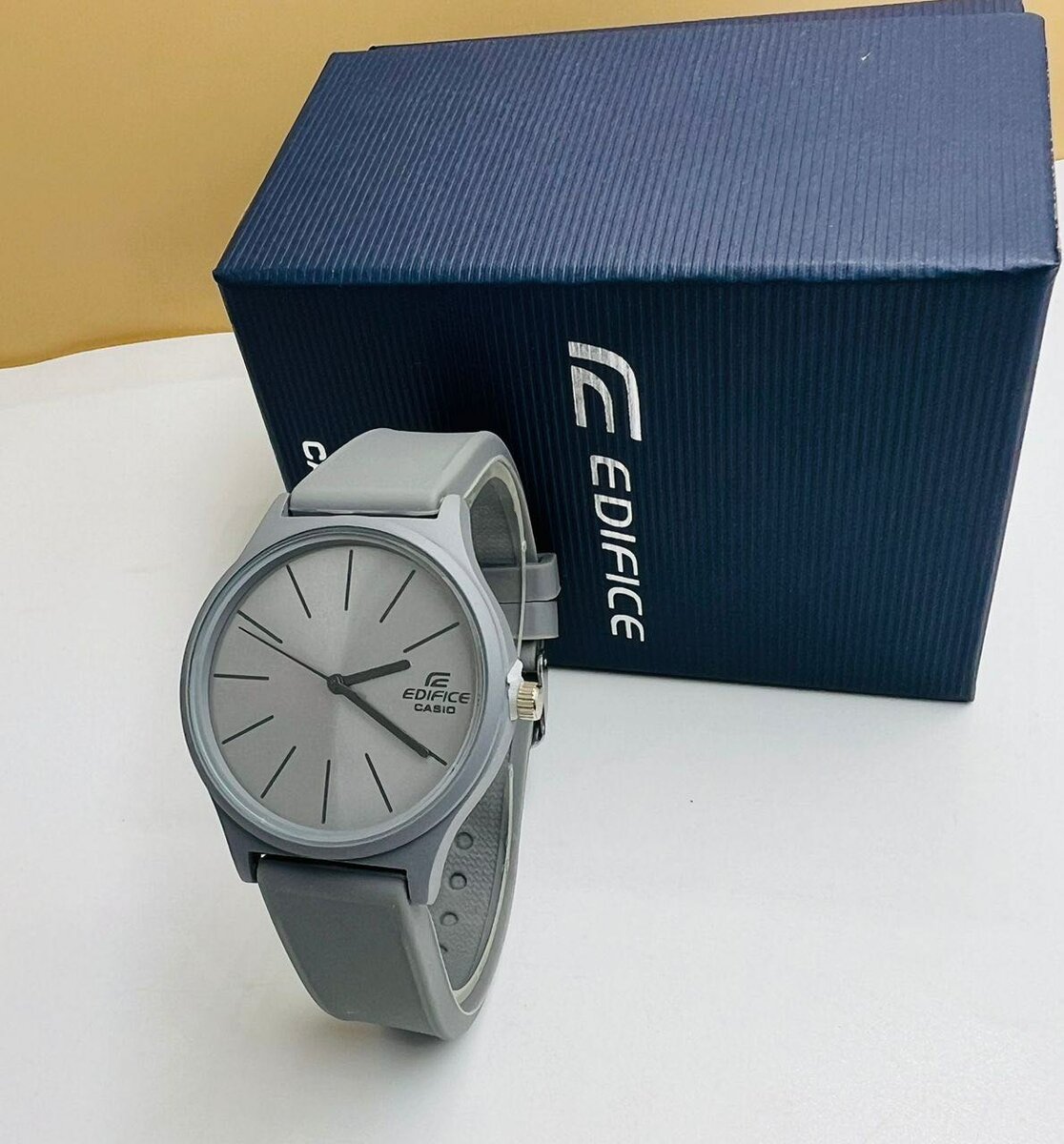 Montre de luxe (Édifice casio) Bracelet gomme )
