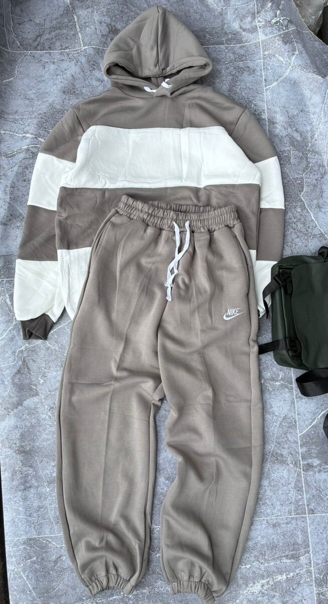 Ensemble sportif à capuche