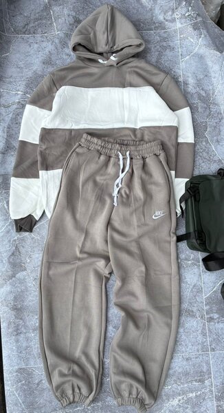 Ensemble sportif à capuche