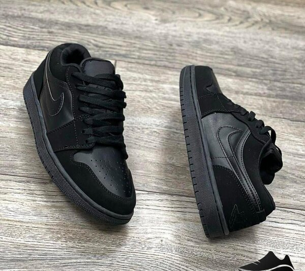 JORDAN 1 LOW TRIPLE BLACK