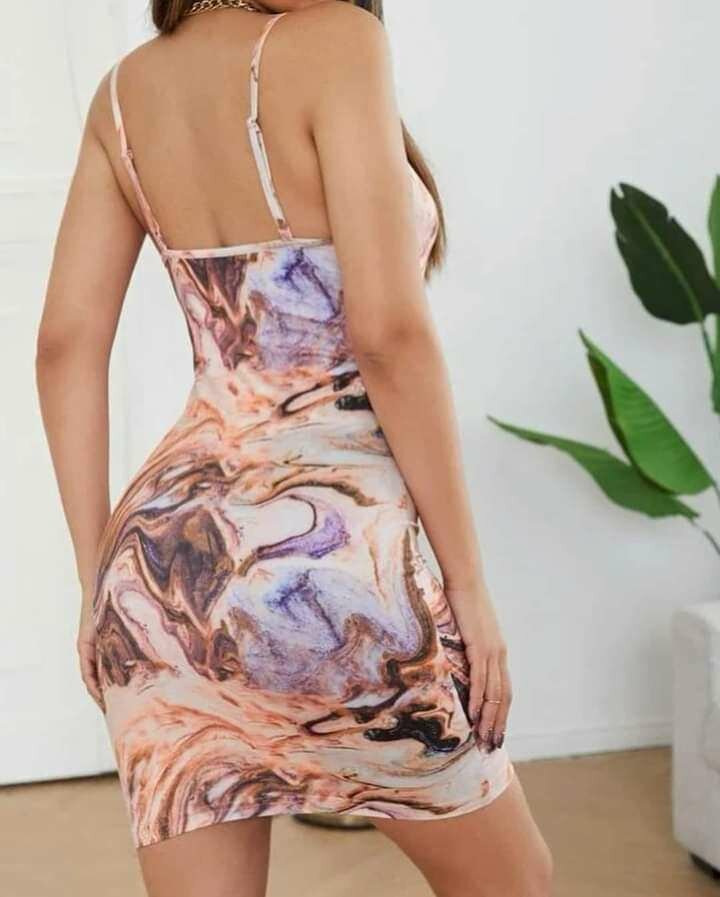 Robe moulante imprimée marbrée