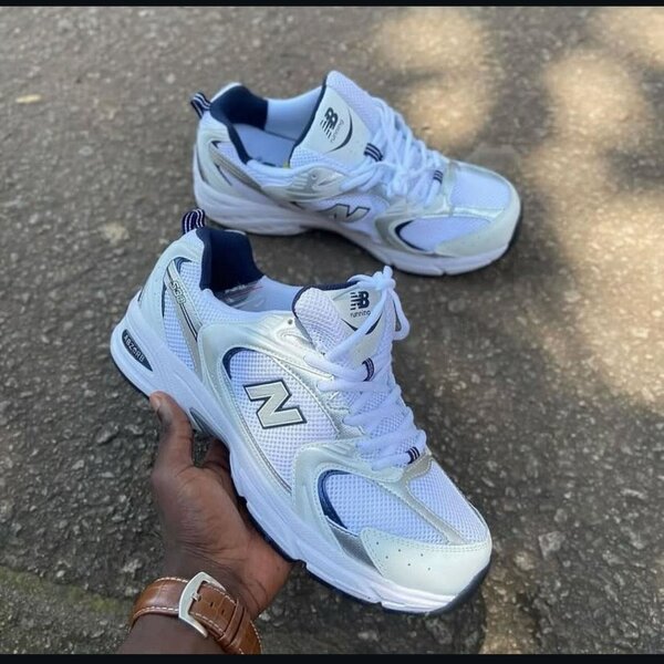 Baskets de sport blanches élégantes