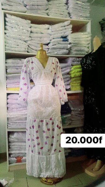 Robe longue brodée en dentelle