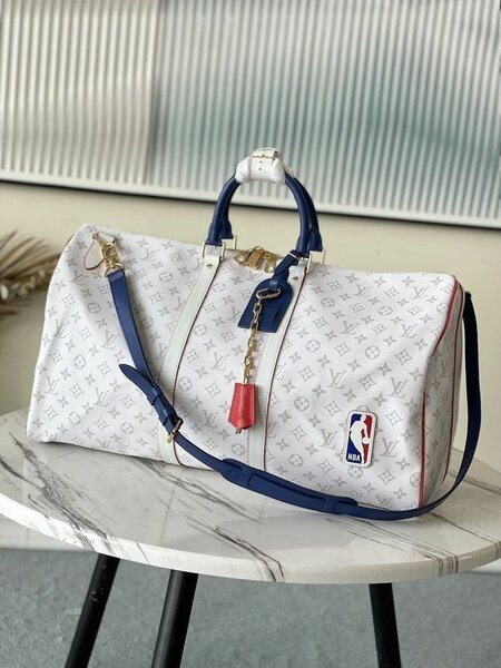 TRAVELING BAG