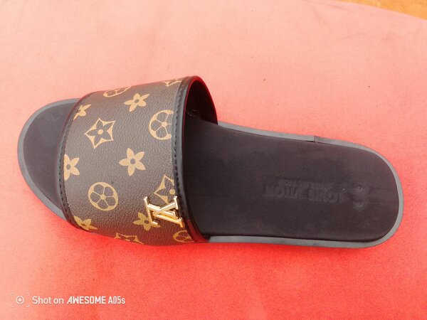 Unisex sandals