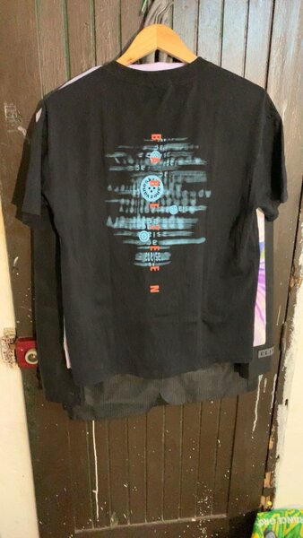 T-shirt noir graphique tendance