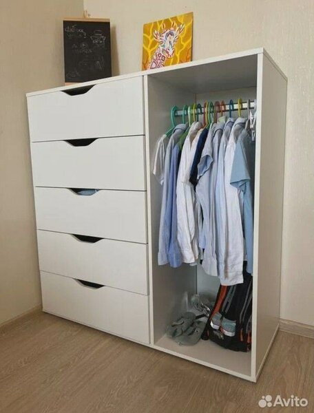 Armoire moderne à tiroirs