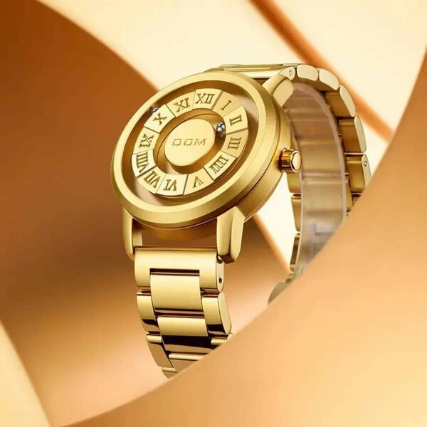 Montre en acier doré luxueuse