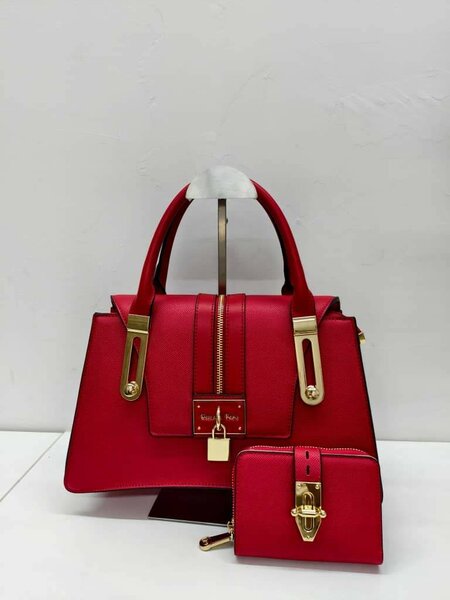 Sac rouge en cuir élégant
