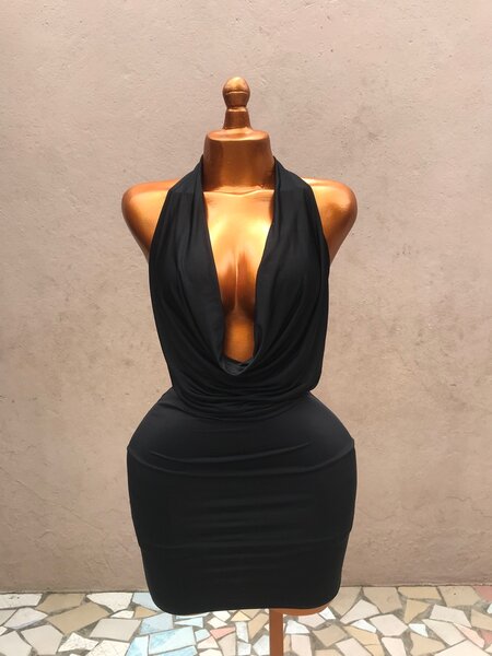 Robe noire dos nu élégante