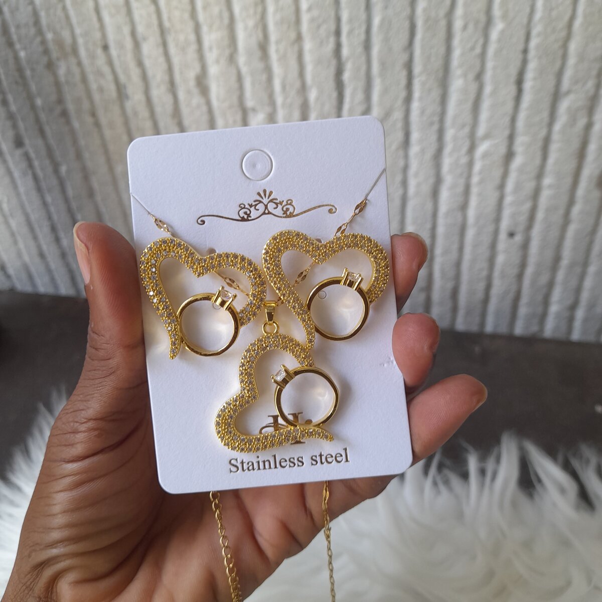 Boucle d'oreille et chaîne