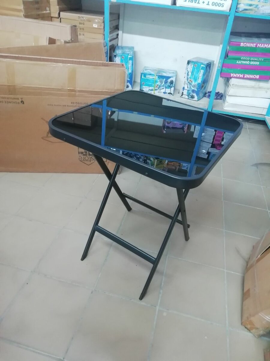 Table carrée noire