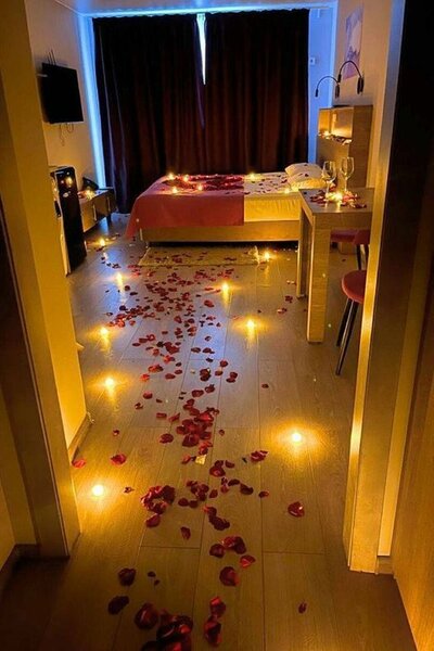 Pétales de roses et bougies