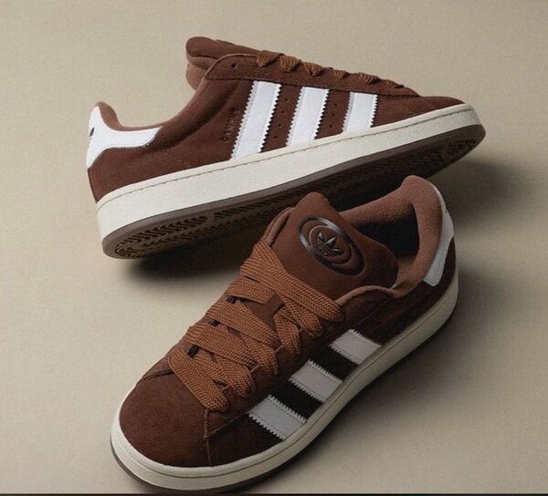 Baskets en daim marron classiques