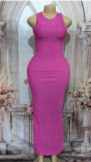 Robe longue moulante avec épaules ouvertes et torsade dans le dos rose