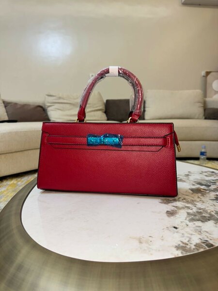 Sac à main en cuir rouge élégant