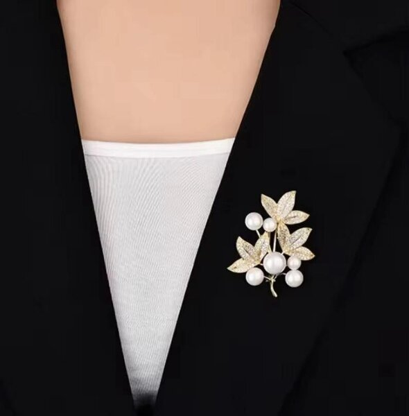 Broche élégant perles dorées